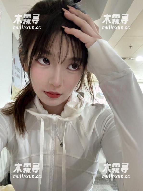 吃瓜神器139.sk苹果版来咯，准备好让八卦滑进你的小心心了吗？