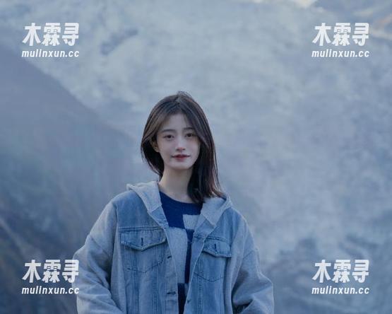 你见过吗？五一吃瓜中心的入口叠着各种大八卦，比瓜农更会疯