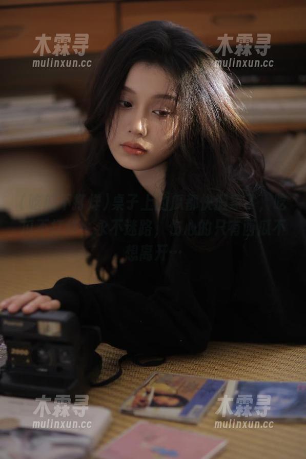 桌子上的瓜都快搬家了，吃瓜不打烊，永不迷路，伤心的只有西瓜不想离开…
