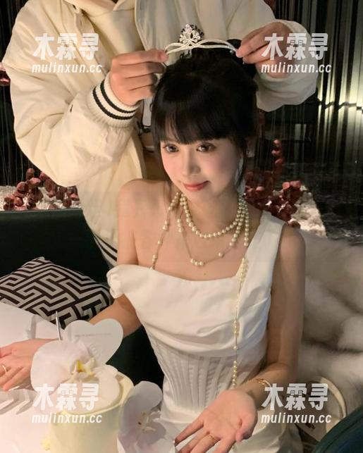 我只想登录吃瓜论坛，没想到一下子被各种花边新闻炸了！