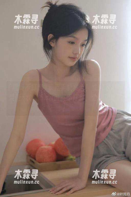 苹果手机集合！快来下载苹果版zztt15.su黑料不打烊，边走边吃瓜！