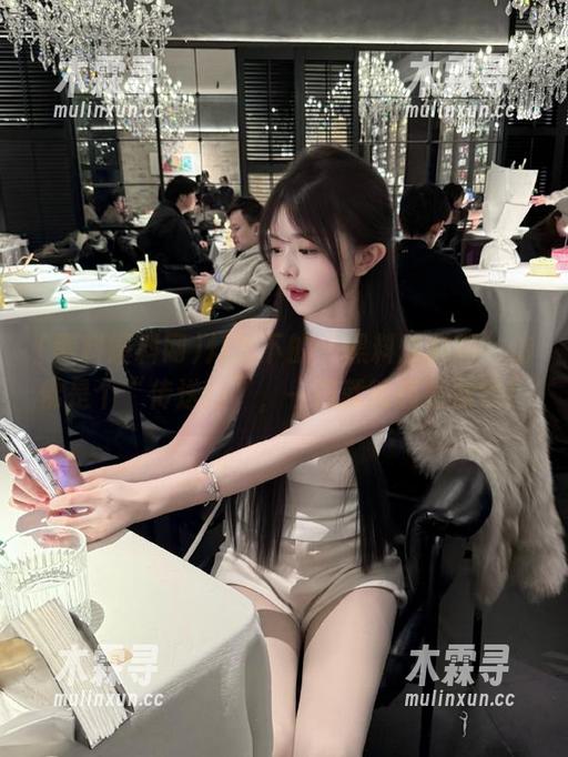 灯光下的“黑料爆料网”仿佛是个“传送门”，一按就能轰轰烈烈！